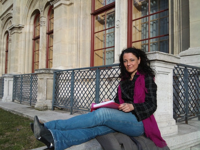 Andrea Gerak studying at the corener of Vienna Opera House